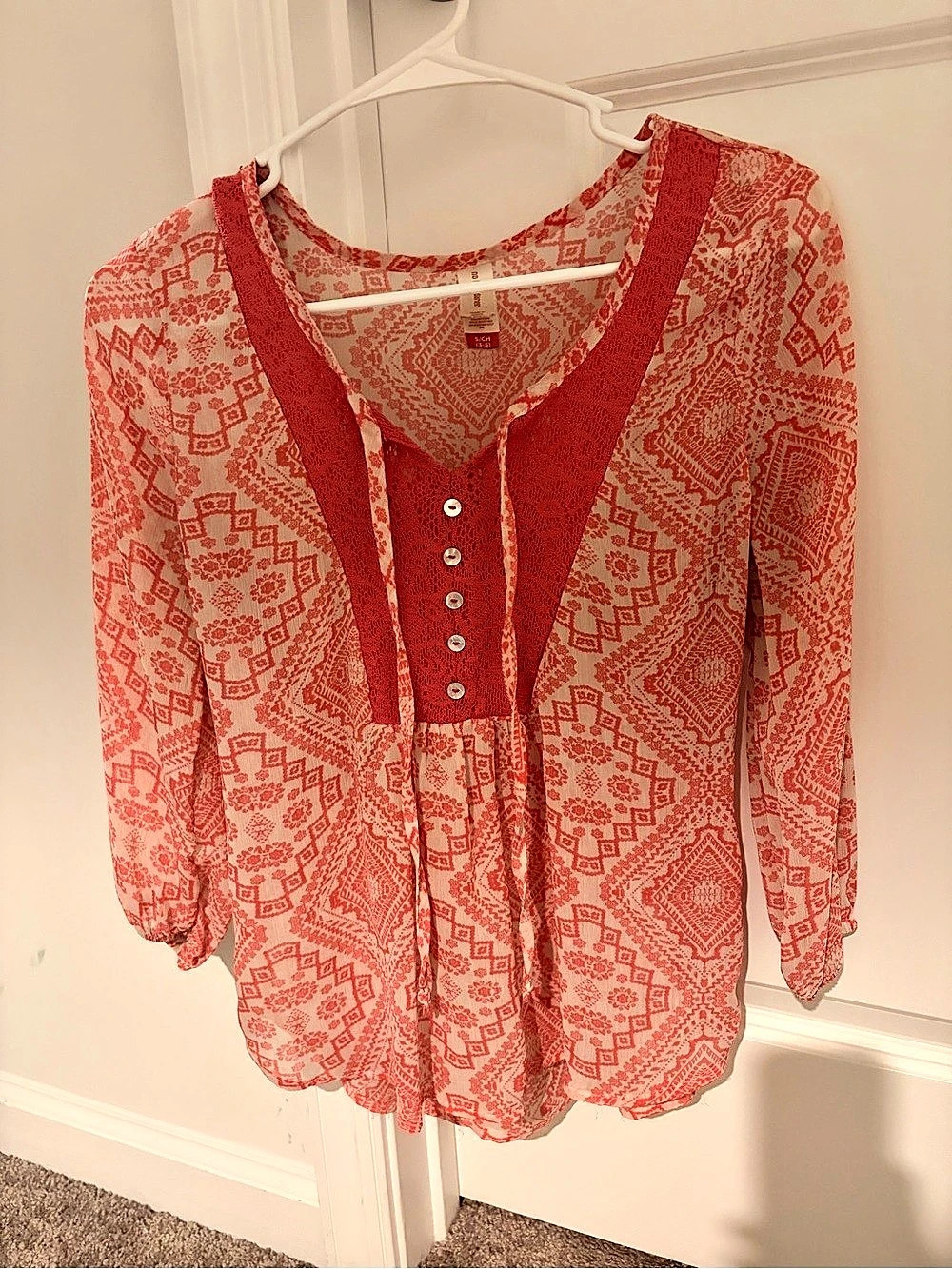 No boundaries Geometric Blouse in Pink & White Size Small